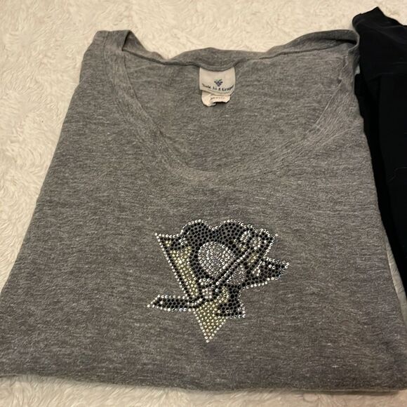 NHL Pittsburgh Penguins- BUNDLE! Bucket Hat & 2 Women’s V Neck T-Shirts- Size L - Picture 2 of 10